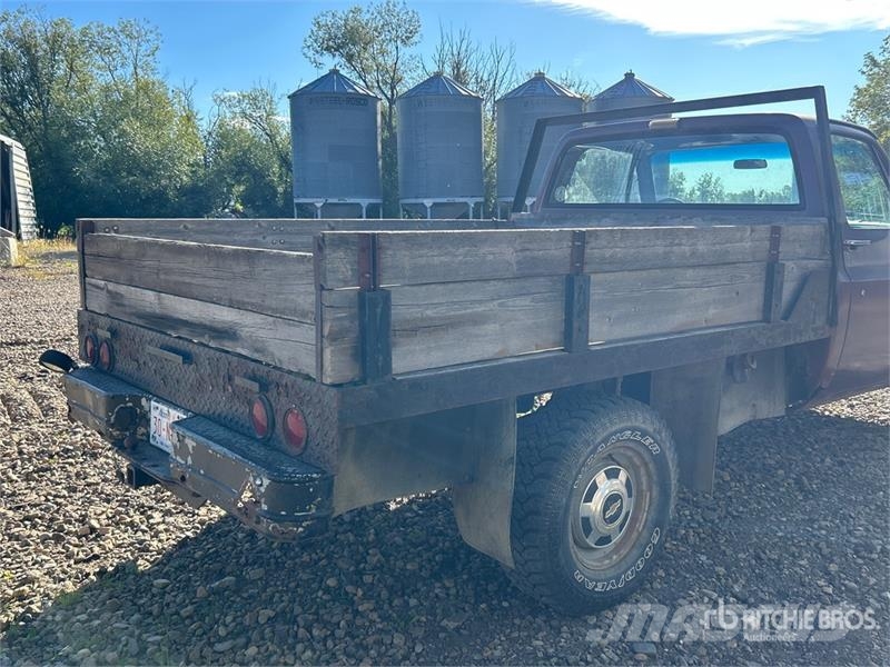 Chevrolet K20 4x4 Flatbed Truck Ciężarówki typu Platforma / Skrzynia