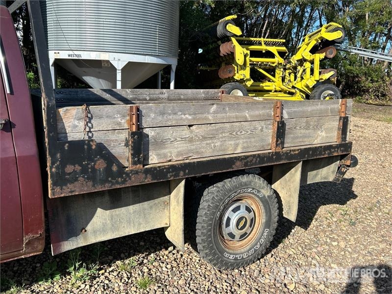 Chevrolet K20 4x4 Flatbed Truck Ciężarówki typu Platforma / Skrzynia