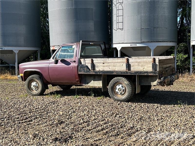 Chevrolet K20 4x4 Flatbed Truck Ciężarówki typu Platforma / Skrzynia