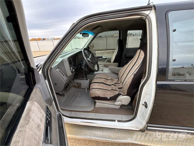 Chevrolet K2500 4x4 Extended Cab Pickup Muu