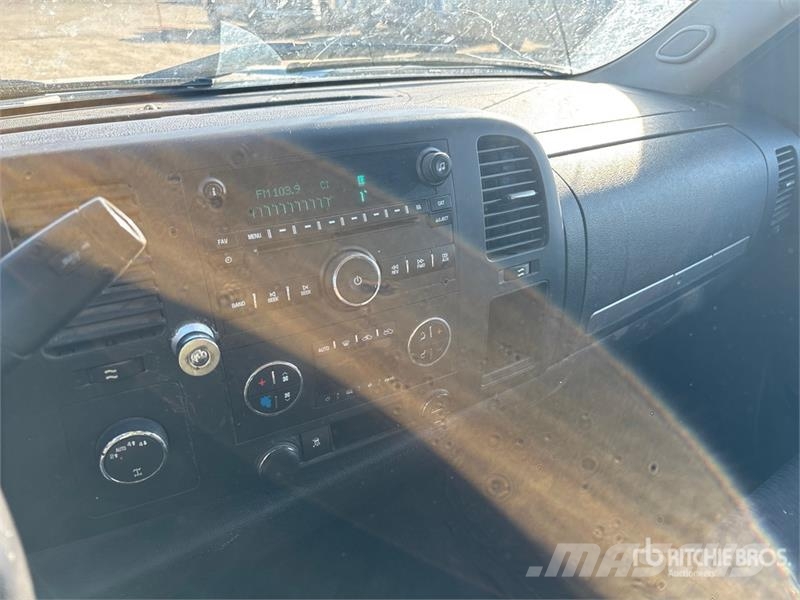 Chevrolet Silverado 1500 4x4 Crew Cab Pickup Egyéb