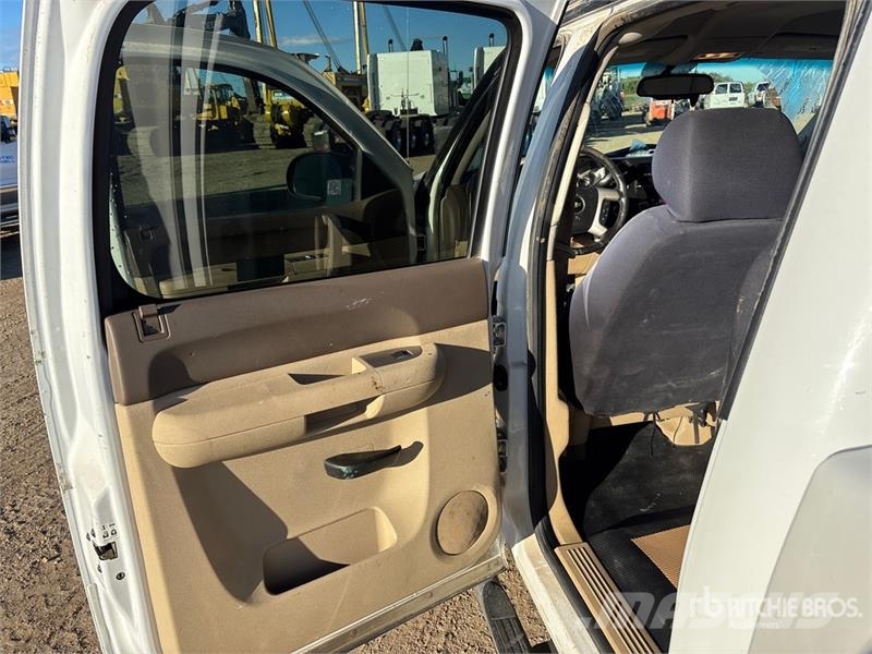 Chevrolet Silverado 1500 LT 4x4 Crew Cab Pickup أخرى