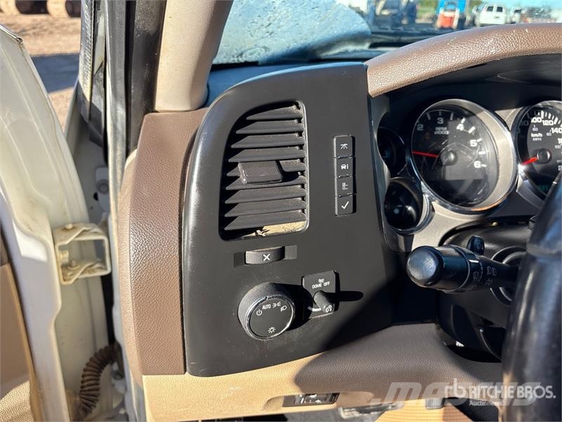 Chevrolet Silverado 1500 LT 4x4 Crew Cab Pickup أخرى
