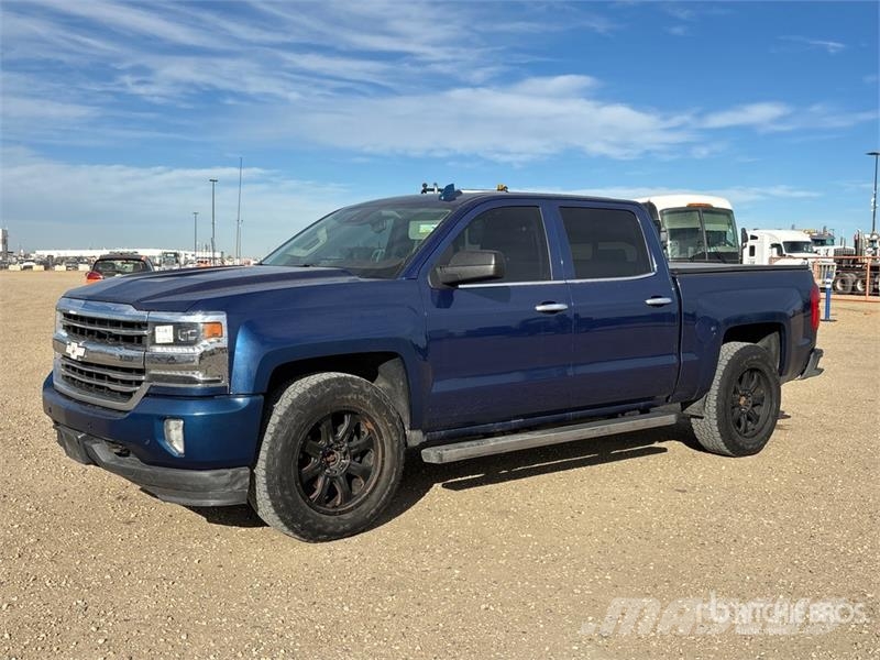 Chevrolet Silverado 1500 4x4 Crew Cab Pickup Egyéb