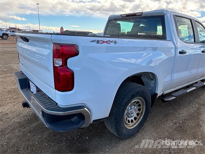 Chevrolet Silverado 1500 4x4 Crew Cab Pickup Muu
