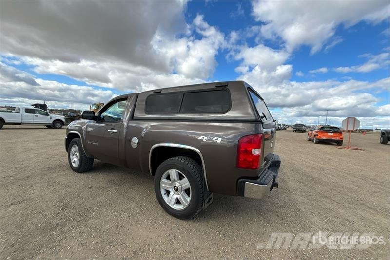 Chevrolet Silverado 1500 4x4 Pickup Diger