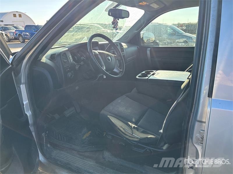 Chevrolet Silverado 1500 4x4 Crew Cab Pickup Egyéb