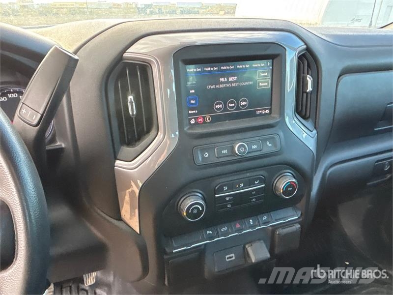 Chevrolet Silverado 1500 4x4 Crew Cab Pickup Muu