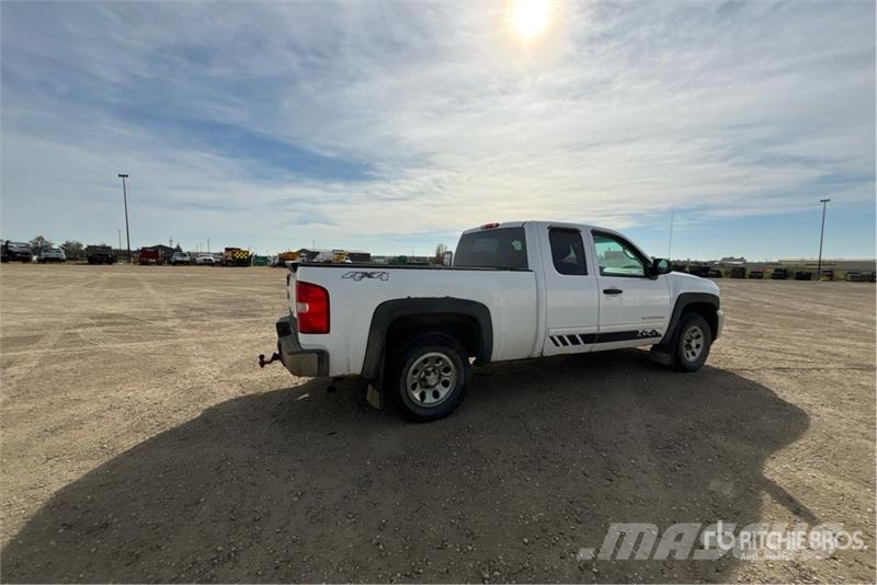 Chevrolet Silverado 1500 LT 4x4 Extended Cab Pickup Muu