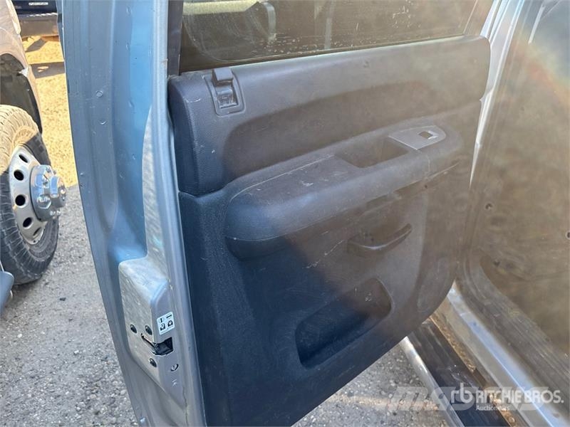 Chevrolet Silverado 1500 4x4 Crew Cab Pickup Egyéb