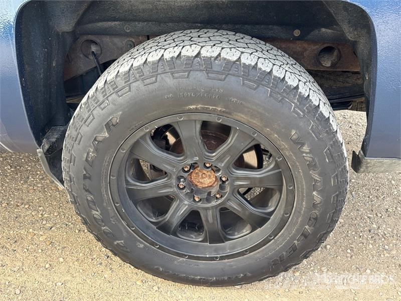 Chevrolet Silverado 1500 4x4 Crew Cab Pickup Egyéb