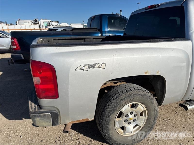 Chevrolet Silverado 1500 4x4 Crew Cab Pickup Egyéb