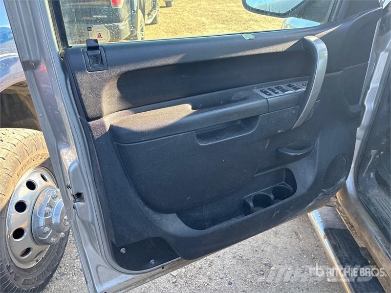 Chevrolet Silverado 1500 4x4 Crew Cab Pickup Egyéb