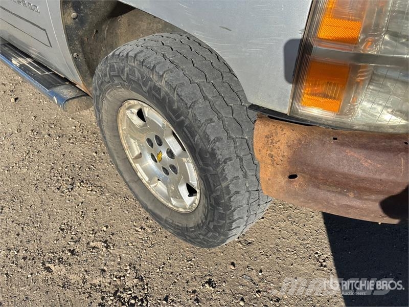 Chevrolet Silverado 1500 4x4 Crew Cab Pickup Egyéb