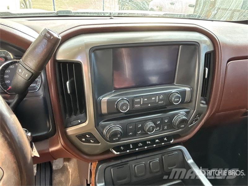 Chevrolet Silverado 1500 4x4 Crew Cab Pickup Egyéb