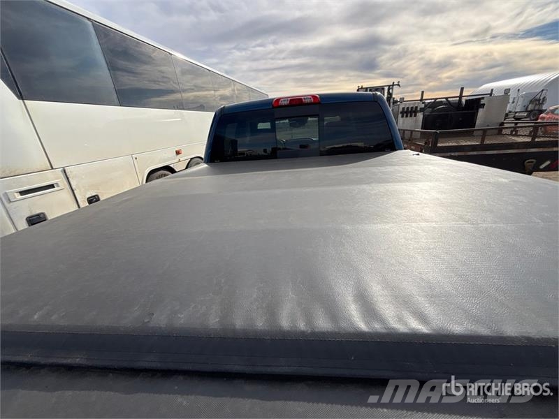Chevrolet Silverado 1500 4x4 Crew Cab Pickup Egyéb