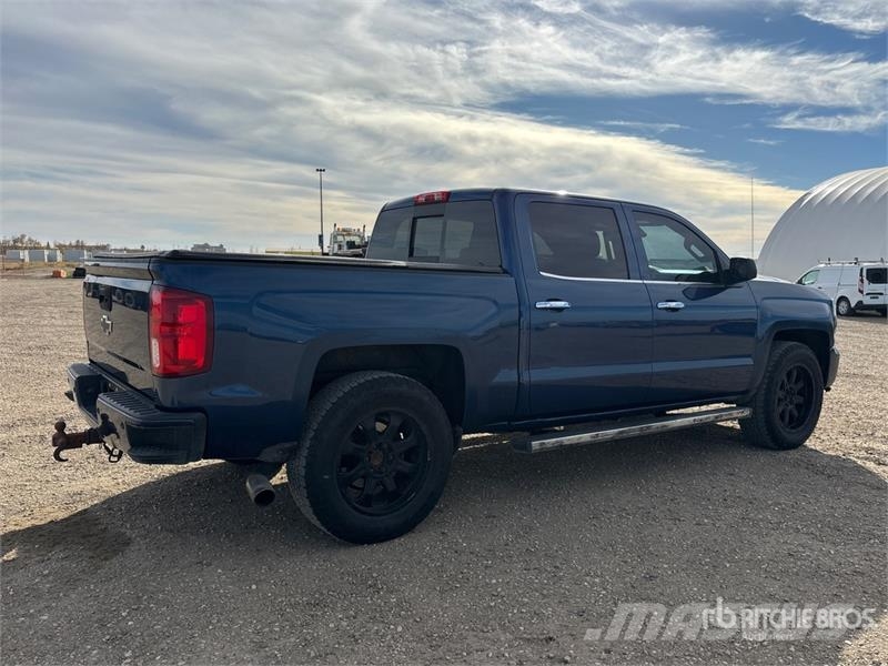 Chevrolet Silverado 1500 4x4 Crew Cab Pickup Egyéb