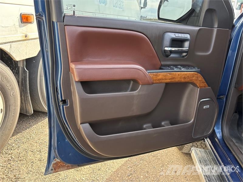 Chevrolet Silverado 1500 4x4 Crew Cab Pickup Egyéb
