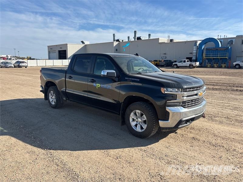 Chevrolet Silverado 1500 4x4 Crew Cab Pickup Egyéb