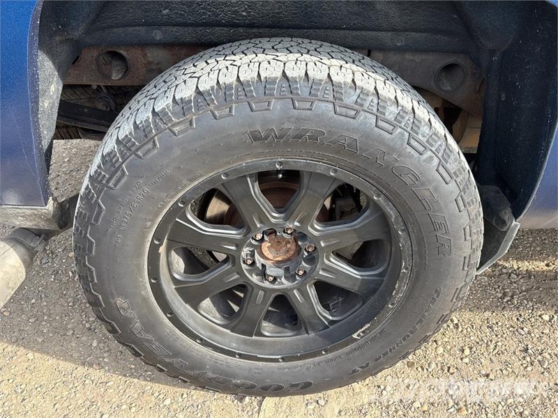 Chevrolet Silverado 1500 4x4 Crew Cab Pickup Egyéb