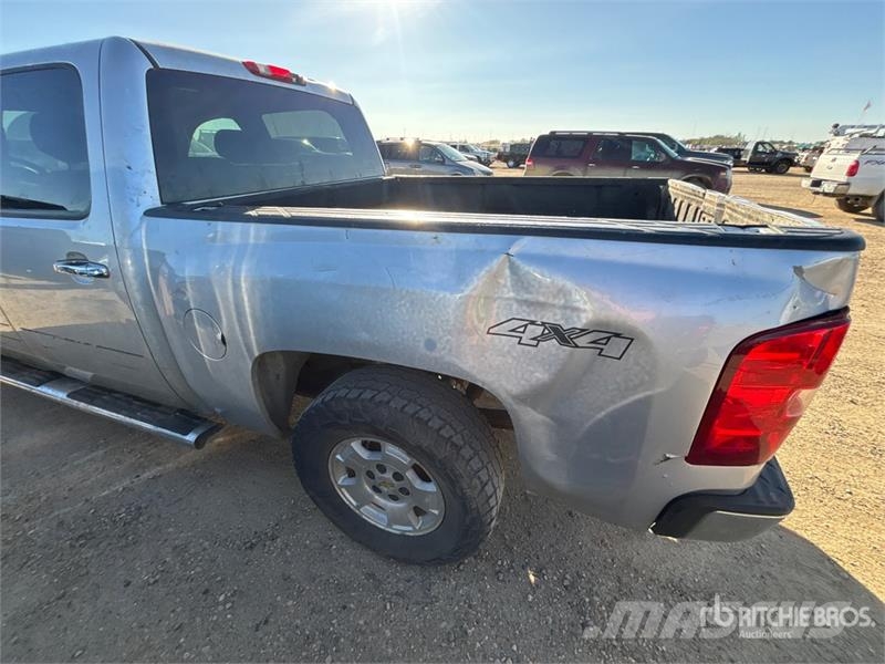 Chevrolet Silverado 1500 4x4 Crew Cab Pickup Egyéb