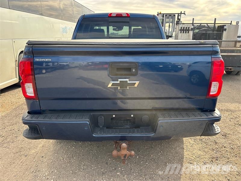 Chevrolet Silverado 1500 4x4 Crew Cab Pickup Egyéb