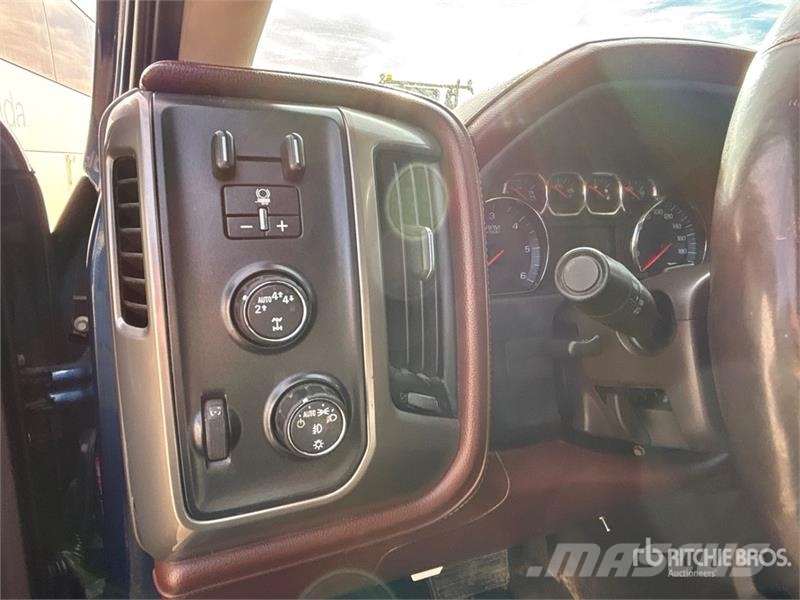 Chevrolet Silverado 1500 4x4 Crew Cab Pickup Egyéb