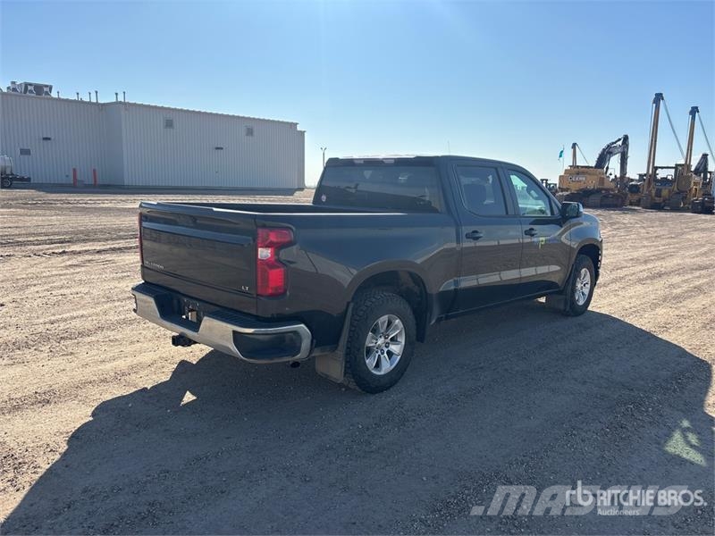 Chevrolet Silverado 1500 4x4 Crew Cab Pickup Egyéb