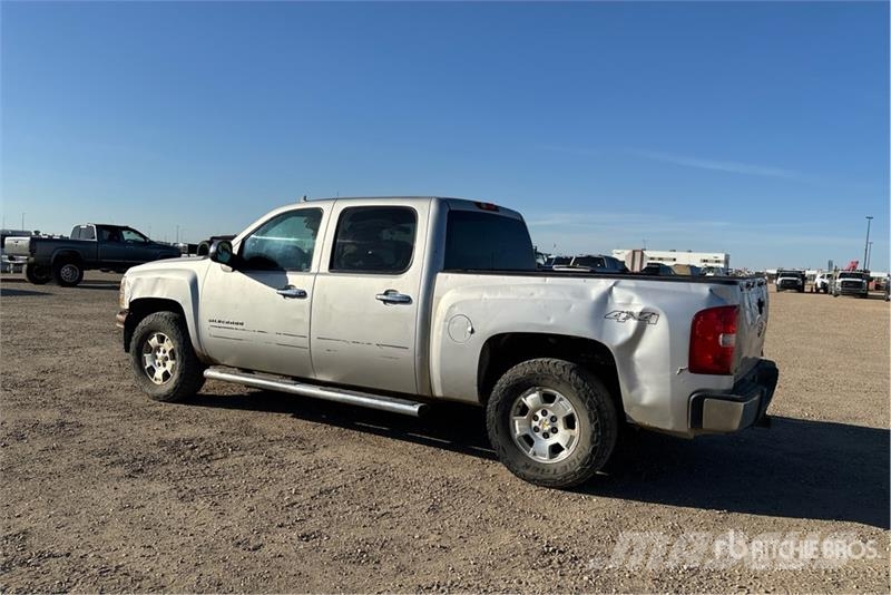 Chevrolet Silverado 1500 4x4 Crew Cab Pickup Egyéb