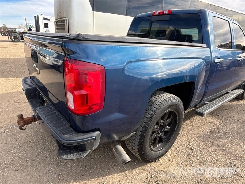 Chevrolet Silverado 1500 4x4 Crew Cab Pickup Egyéb