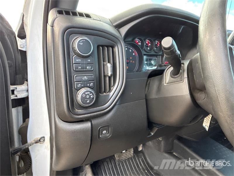 Chevrolet Silverado 1500 4x4 Crew Cab Pickup Muu