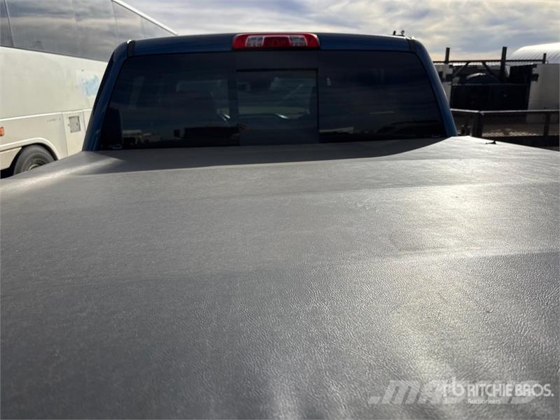 Chevrolet Silverado 1500 4x4 Crew Cab Pickup Egyéb