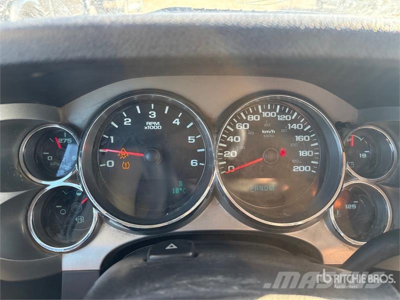 Chevrolet Silverado 1500 4x4 Crew Cab Pickup Egyéb