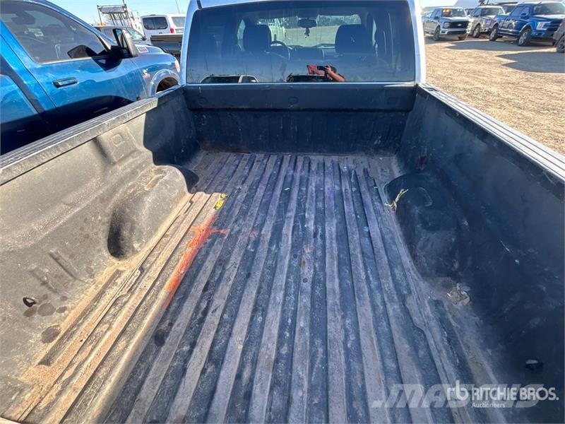 Chevrolet Silverado 1500 4x4 Crew Cab Pickup Egyéb