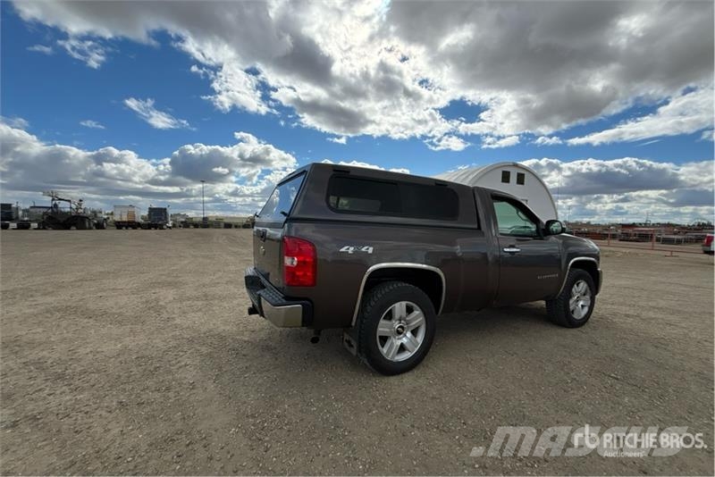 Chevrolet Silverado 1500 4x4 Pickup Diger
