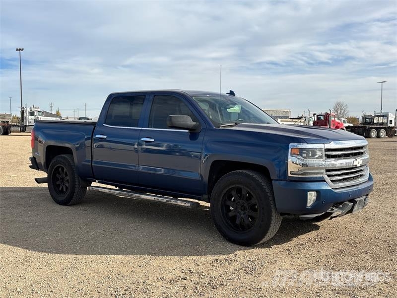 Chevrolet Silverado 1500 4x4 Crew Cab Pickup Egyéb