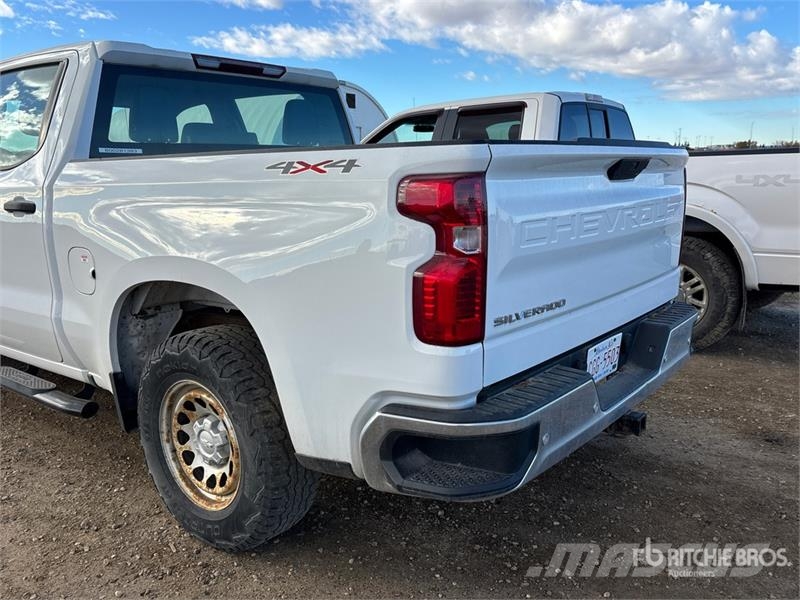Chevrolet Silverado 1500 4x4 Crew Cab Pickup Muu