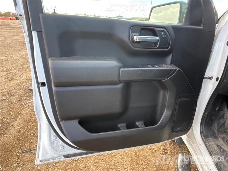 Chevrolet Silverado 1500 4x4 Crew Cab Pickup Muu
