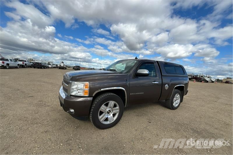 Chevrolet Silverado 1500 4x4 Pickup Diger