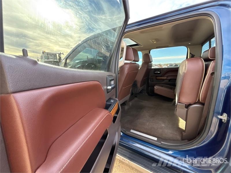 Chevrolet Silverado 1500 4x4 Crew Cab Pickup Egyéb
