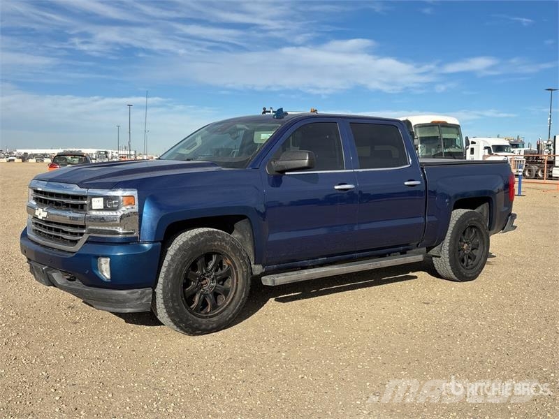 Chevrolet Silverado 1500 4x4 Crew Cab Pickup Egyéb