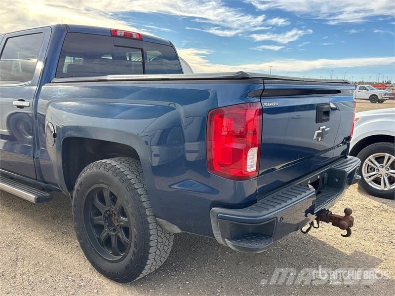 Chevrolet Silverado 1500 4x4 Crew Cab Pickup Egyéb