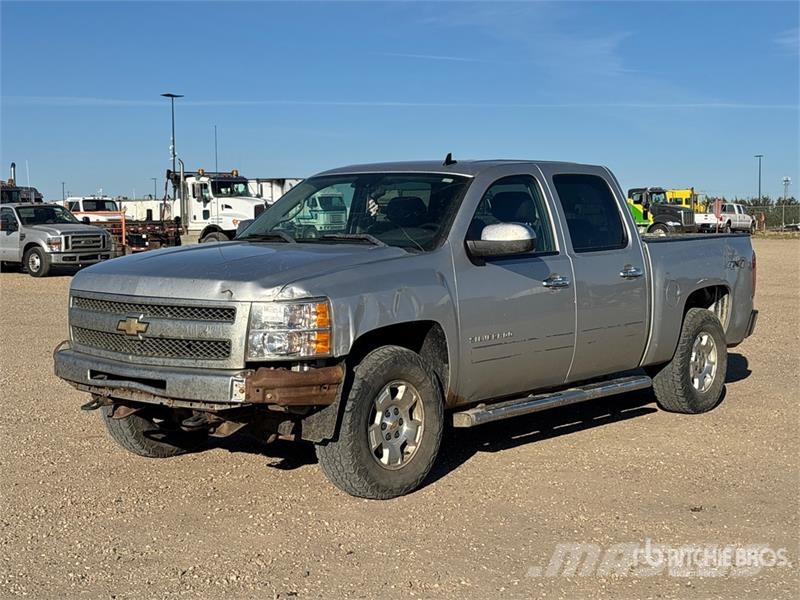 Chevrolet Silverado 1500 4x4 Crew Cab Pickup Egyéb
