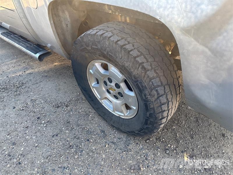 Chevrolet Silverado 1500 4x4 Crew Cab Pickup Egyéb