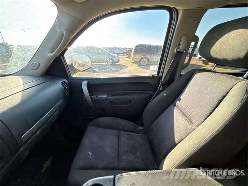 Chevrolet Silverado 1500 4x4 Crew Cab Pickup Egyéb