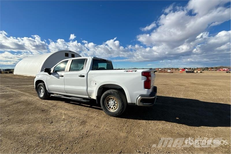 Chevrolet Silverado 1500 4x4 Crew Cab Pickup Muu