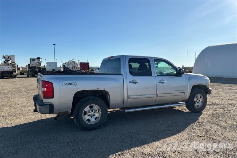 Chevrolet Silverado 1500 4x4 Crew Cab Pickup Egyéb