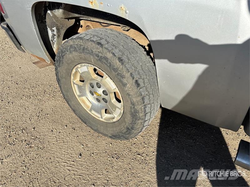 Chevrolet Silverado 1500 4x4 Crew Cab Pickup Egyéb