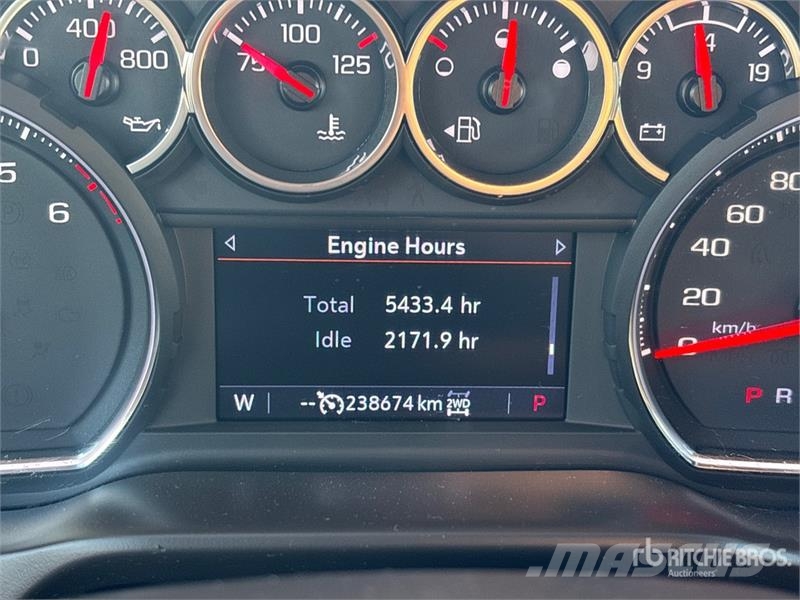 Chevrolet Silverado 1500 4x4 Crew Cab Pickup Egyéb