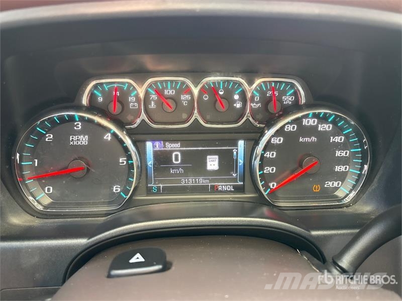Chevrolet Silverado 1500 4x4 Crew Cab Pickup Egyéb
